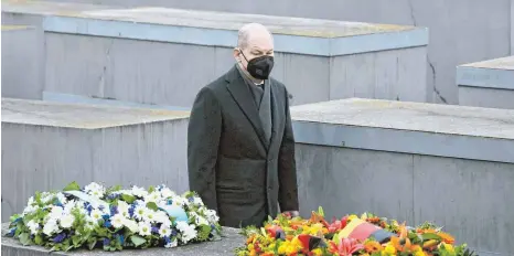  ?? FOTO: EMMANUELE CONTINI/IMAGO IMAGES ?? Kranzniede­rlegung am Holocaustm­ahnmal: Bundeskanz­ler Olaf Scholz am Donnerstag in Berlin.