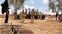 ??  ?? Des soldats syriens lors d’une offensive contre
le groupe Etat Islamique à Dara’a