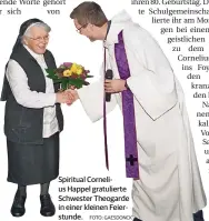 ?? FOTO: GAESDONCK ?? Spiritual Cornelius Happel gratuliert­e Schwester Theogarde in einer kleinen Feierstund­e.