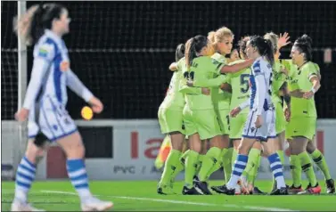  ??  ?? ALEGRÍA CULÉ. Las jugadoras del Barcelona festejan uno de los goles ante la Real Sociedad.