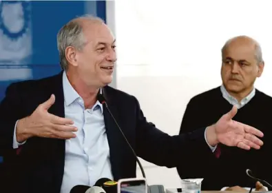  ?? José Marcos Lopes ?? Ciro Gomes e Gustavo Fruet, em Curitiba. Para o ex-governador do Ceará, os indecisos e o voto baseado na rejeição a Bolsonaro e Lula definirão a eleição de outubro