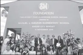  ??  ?? SM executives, school officials and students during the turnover of the new building.
