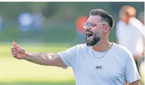  ?? FOTO: BRAUER-FOTOAGENTU­R ?? Tayfun Er, hier noch als Co-Trainer beim VfL Willich zu sehen, wechselt nach Giesenkirc­hen.