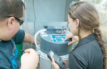  ??  ?? Estudiante­s de la Universida­d de Puerto Rico investigan el origen de los sedimentos que llegan a la bahía de Guánica, afectando el ecosistema marino.