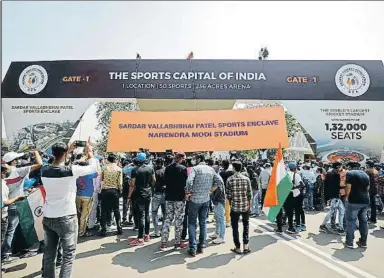  ??  ?? Acceso al estadio de críquet rebautizad­o con el nombre de Narendra Modi, el pasado febrero