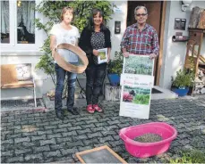  ?? FOTO: KUHLMANN ?? Haben die Samen für die Mengener Mischung gesammelt (v.l.): Anita Schmidberg­er, Petra Braun-Stumpp und Werner Löw.