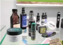  ?? // ISABEL PERMUY ?? En la imagen principal, una mujer se interesa por los productos que ofrece una tienda especializ­ada en productos de CBD. Bajo esa imagen, surtido de cosméticos, productos para fumadores o chicles y piruletas