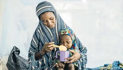  ?? VERKAT MYTS/F ut/ ?? Hadisa Maman, de 32 años, alimenta a su hija Zainab en un centro de Médicos sin Fronteras en Magaria, Níger.
