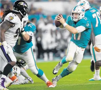  ?? JIM RASSOL/SUN SENTINEL ?? Behind quarterbac­k Ryan Tannehill, the Dolphins have converted only 32 percent of their third-down plays this season.