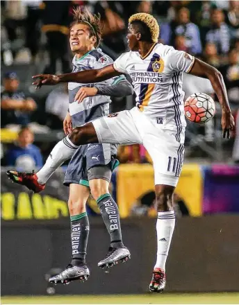  ?? Ringo H.W. Chiu / AP ?? El mediocampi­sta de Santos Laguna Jorge Flores Villafaña (izq.) salta a cabecear el balón junto al delantero Gyasi Zardes, del Galaxy de Los Ángeles, en un partido de la Liga de Campeones en California.