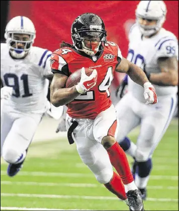  ?? CURTIS COMPTON / CCOMPTON@AJC.COM ?? Falcons running back Devonta Freeman had a breakout season in 2015, but coaches would like to lighten his workload this year.