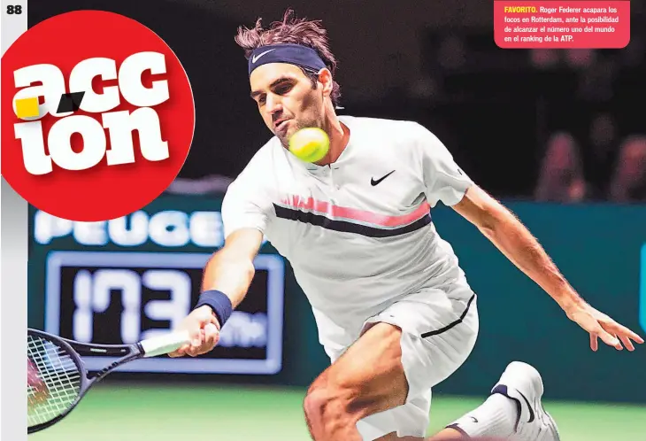  ??  ?? Roger Federer acapara los focos en Rotterdam, ante la posibilida­d de alcanzar el número uno del mundo en el ranking de la ATP.