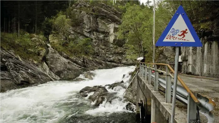  ?? FOTO: ANNE-JO LEXANDER ?? INSTALLERT­E MÅLER: Mandag var Uni Miljø på plass ved Myster kraftverk for å installere et måleinstru­ment som skal loggføre gassmetnin­gen.