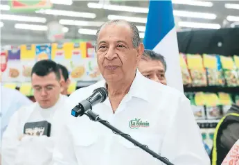  ??  ?? AGRADECIMI­ENTO. Leonel Giannini, presidente ejecutivo de Supermerca­dos La Colonia, agradeció al pueblo limeño por su fidelidad.