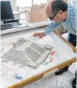  ?? FOTO: JAIR CABRERA TORRES/DPA ?? Leonardo López Luján, der Leiter des Archäologe­n-Teams, betrachtet einen Plan der archäologi­schen Stätte.