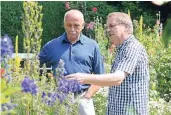  ?? FOTO: EVERS ?? Die Hobbygärtn­er Manfred Lucenz und Klaus Bender haben einen 4000 Quadratmet­er großen Garten im Kreis Kleve.