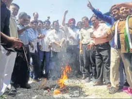  ?? HT PHOTO ?? Recently, farmers in Kota burned garlic after the crops prices crashed. Earlier, farmers got between ₹ 60 and ₹100 every quintal of garlic, now the prices are between ₹ 10 and ₹ 25 every kg.