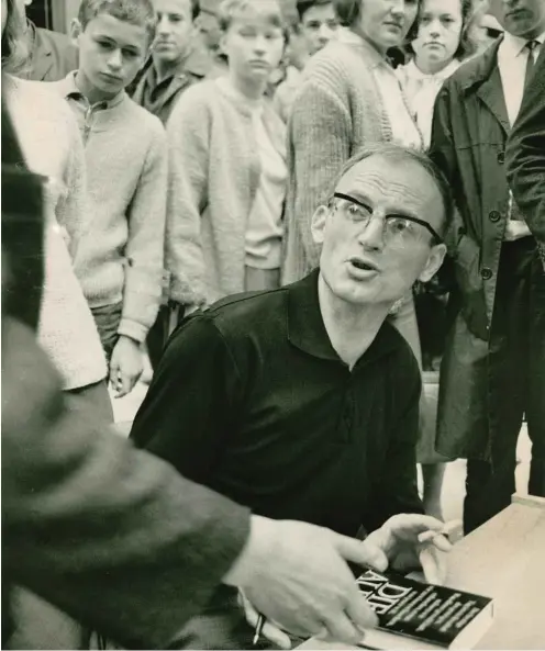  ?? Foto: nd/Heinz Schönfeld ?? Signierstu­nde 1966 in Rostock: »Die Aula« ist wohl Hermann Kants populärste­s Werk.