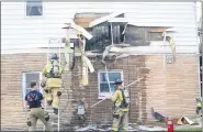  ?? DENNISWALU­S — FOR MEDIANEWS GROUP ?? Royal Oak firefighte­rs had to tear through a wall to extinguish a fire at this small apartment building at Windemere and Rochester Road on Tuesday morning.