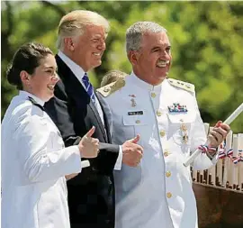  ??  ?? CON ALTOS HONORES. El presidente Donald Trump en la graduación de tres cadetes mexicanos. En la foto, Ruth Angélica Tress Salvatori y su padre.