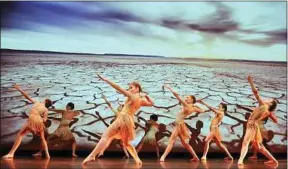  ??  ?? Des enfants d’une école de danse de Montpellie­r ont lancé la réunion de l’Ipbes.