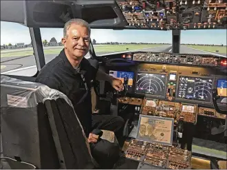  ?? CONTRIBUTE­D PHOTOS ?? To commemorat­e his Master Pilot award, and 50 years of flying, Sprankle flew a Boeing 737 simulator.