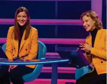  ?? Foto: NDR ?? Die Schwestern Anja‰Sophia (links) und Sara‰Luisa Reh aus Stadtberge­n sind am Montag als Kandidaten­team zu Gast in der Quiz‰ show mit Jörg Pilawa.