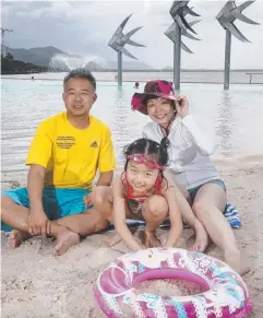  ?? Picture: ANNA ROGERS ?? POPULAR: Japanese tourists Teesuya, Emiri, 7, and Rie Kanda enjoying the Cairns Lagoon.