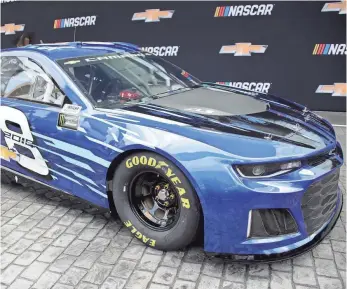  ?? MANDI WRIGHT, THE DETROIT FREE PRESS ?? “It looks amazing,” Jimmie Johnson of the Camaro he will use for NASCAR’s Cup series in 2018.