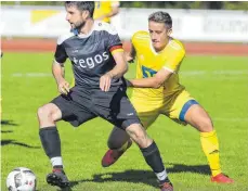  ?? FOTO: JOSEF KOPF ?? Der FC Leutkirch (rechts Stefan Zollikofer) hat sich gegen den FC Ostrach (Markus Gipson) einen Punkt erkämpft.