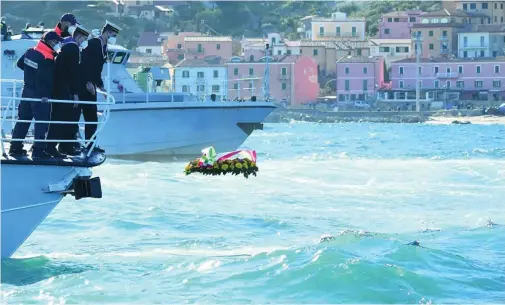  ?? AP ?? Homenaje a los 32 fallecidos por el naufragio del crucero frente a la isla de Giglio