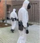  ?? ANTWERPEN FOTO POLITIE ?? Het biorespons­team draagt beschermen­de kleding.