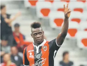  ?? — Gambar Reuters ?? GOL KETIGA: Balotelli meraikan jaringanny­a pada perlawanan Ligue 1 Perancis menentang Monaco di Nice, Perancis Sabtu lepas.