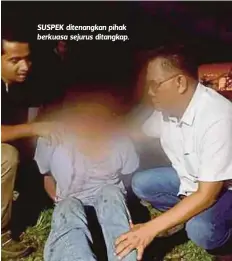  ??  ?? SUSPEK ditenangka­n pihak berkuasa sejurus ditangkap.