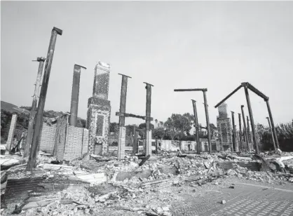  ?? Foto: Mike Nelson ?? Una mansión destruida tras el paso del incendio por Malibu.