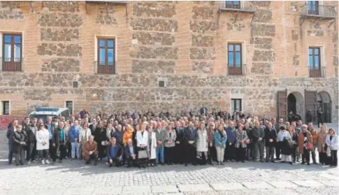  ?? //H. FRAILE ?? Decenas de alcaldes del Partido Popular durante el acto ayer ante la fachada del Palacio de Fuensalida