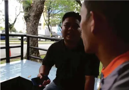  ??  ?? Wartawan menemu bual pelajar Sekolah Sukan Bukit Jalil.