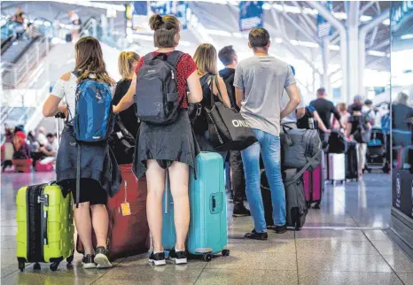  ?? FOTO: CHRISTOPH SCHMIDT/DPA ?? Auch am Flughafen Stuttgart war es zum Ferienstar­t überfüllt. Wenn Flüge kurzfristi­g ausfallen, verspätet oder überbucht sind, können Passagiere Entschädig­ung verlangen.