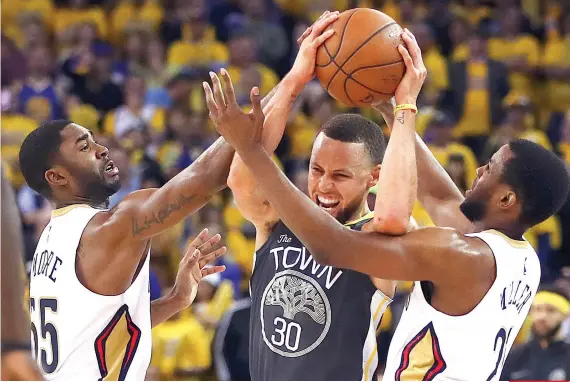  ?? AP FOTO ?? STAR BACKUP.
Although taking it slow in his return from injury, Stephen Curry still scored 28 points in 27 minutes.