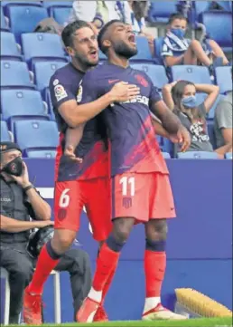  ??  ?? Koke abraza a Lemar tras el tanto del jugador francés.