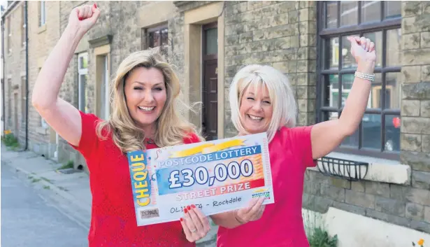  ?? Dustin Smith ?? ●●Carolyn Greenwood, who runs Pookys gift shop in Norden, is presented with a cheque by Judie McCourt, left