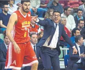  ?? FOTO: EFE ?? Katsikaris dirigiendo al UCAM en su última etapa en la Liga Endesa