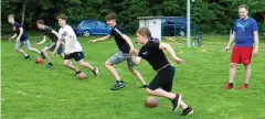  ?? FOTO: WOLFGANG WUKASCH ?? Karsten Olbrich mit seinen Schützling­en des SV 1949 Langenleub­a-niederhain beim Training auf der grünen Wiese.