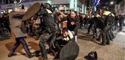  ?? FOTO REUTERS ?? Bij het Turkse consulaat in Rotterdam ontstonden rellen nadat bekend was geraakt dat de Turkse minister naar de grens was begeleid.