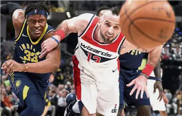  ??  ?? Run for it: Washington Wizards centre Marcin Gortat (right) and Indiana Pacers centre Myles Turner going for a loose ball during their NBA game on Monday. — AP