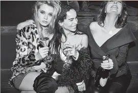  ??  ?? Derecha, Lenny Kravitz en la mansión donde se celebró la fiesta. Debajo, Abbey Lee, Zoë Kravitz y Susan Sarandon y un momento de la cena, con Sarandon, Hidetoshi Nakata, Zoë Kravitz, Harvey Keitel, Alexander Wang, Benjamin Millepied y Lee