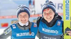  ?? FOTO: GEIR OLSEN/DPA ?? Die noch von ihrem Sturz im Probedurch­gang gezeichnet­e Norwegerin Silje Opseth (re.) stellte dann im Finale in Vikersund mit 230,5 Metern eine neue Frauen-Bestmarke im Skifliegen auf. Den Tagessieg holte sich aber ihre Landsfrau Eirin Maria Kvandal (li.).