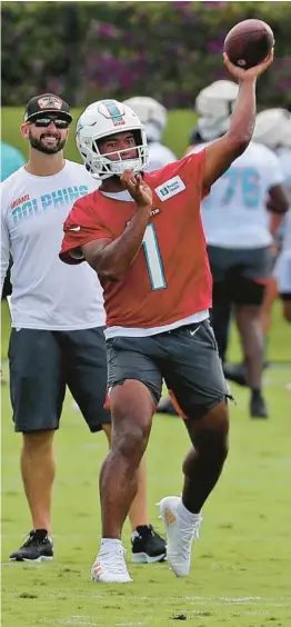  ?? MIKE STOCKER/SOUTH FLORIDA SUN SENTINEL ?? Dolphins quarterbac­k Tua Tagovailoa throws during minicamp practice Wednesday at the training facility on June 1.