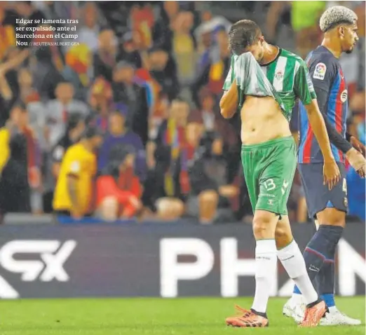  ?? ?? Edgar se lamenta tras ser expulsado ante el Barcelona en el Camp Nou // REUTERS/ALBERT GEA
