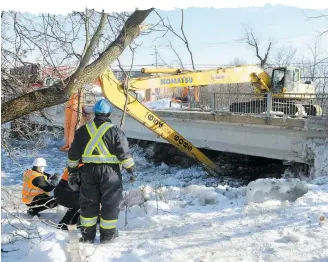  ?? PHOTO STEVENS LEBLANC ?? Des équipes de la sécurité civile s’affairaien­t hier à briser les glaces qui se sont accumulées sous le pont du boulevard Père-lelièvre. La procédure devrait permettre d’accentuer le débit d’évacuation de l’eau.